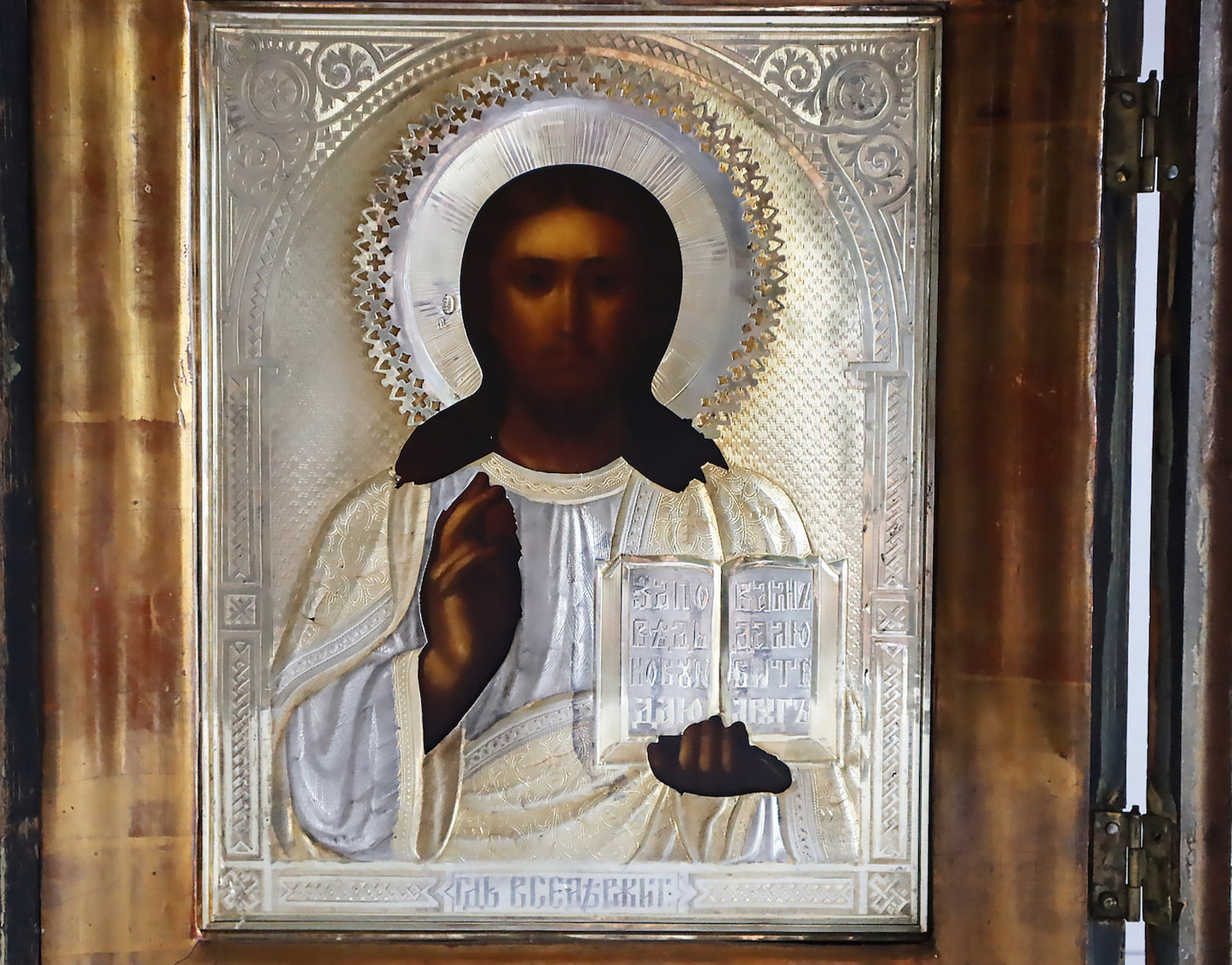 5355 | Antiques, Orthodox, Russian icon: THE CHRIST PANTOCRATOR WITH A SILVER OKLAD  In wooden Keot.