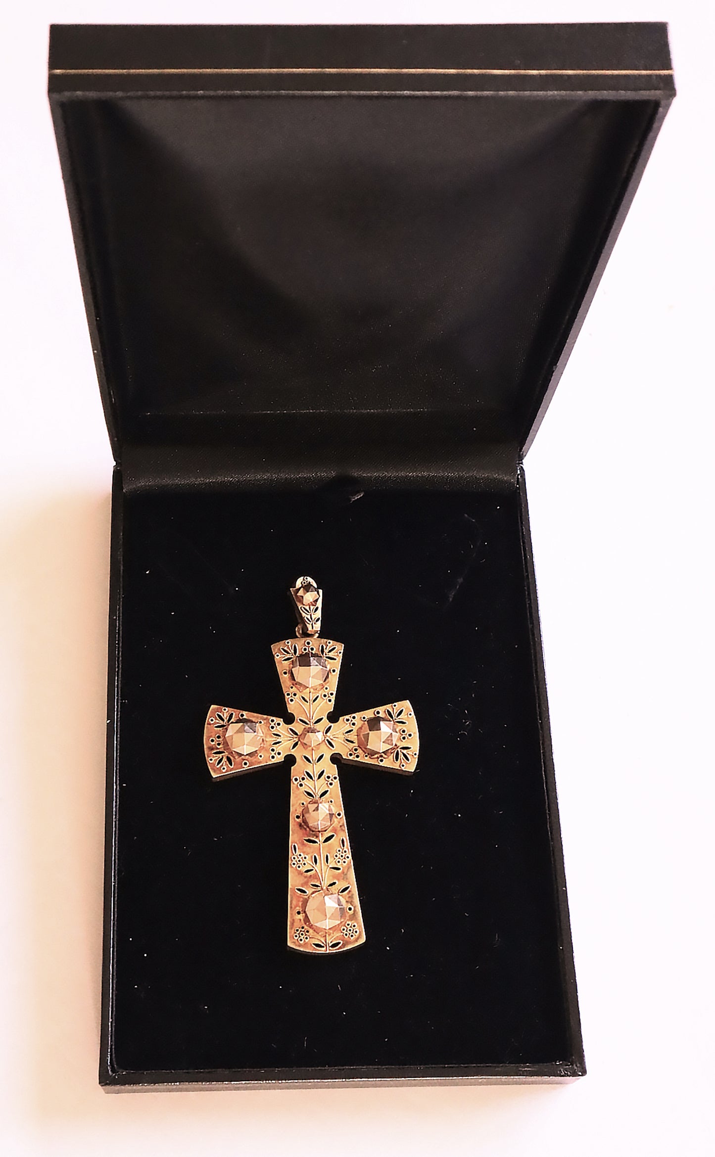 A Gold Pectoral Cross, first half of the 19th century, Russia. | 5801 |
