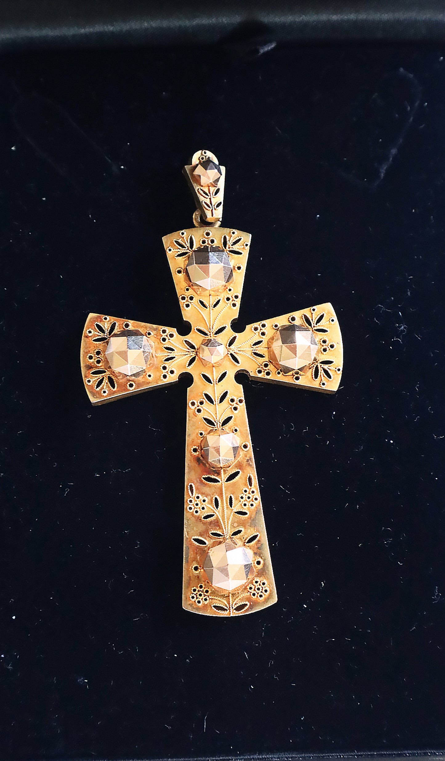 A Gold Pectoral Cross, first half of the 19th century, Russia. | 5801 |