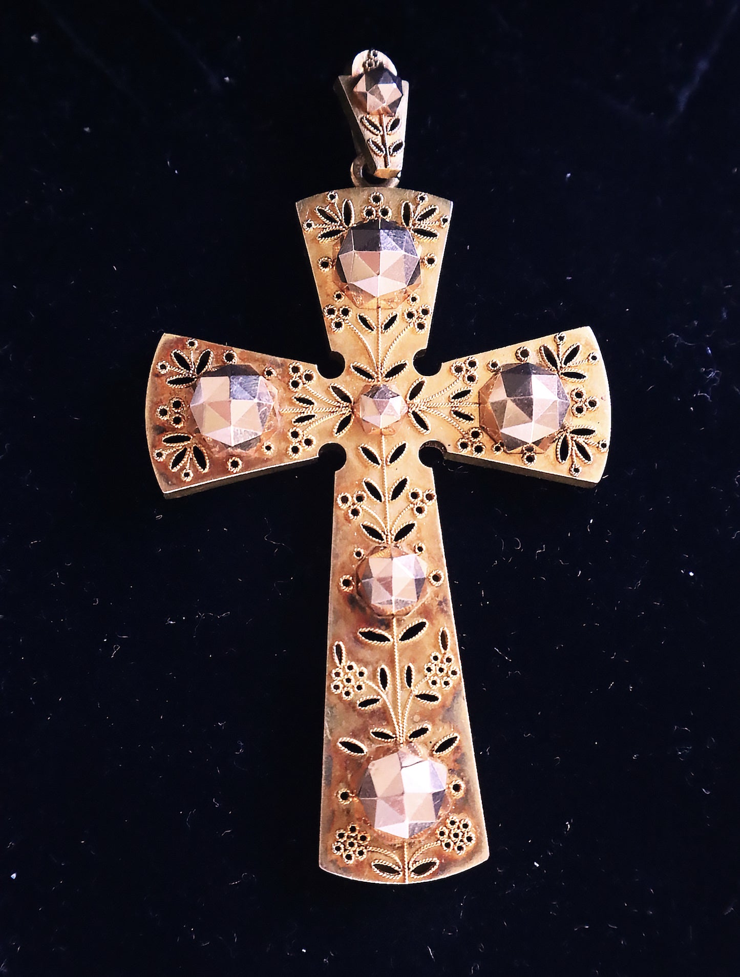 A Gold Pectoral Cross, first half of the 19th century, Russia. | 5801 |