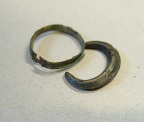 0358 | Authentic  Ancient Roman Antiquities Silver ring and one silver earrings, I-III AD